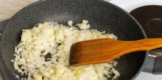 Ovako profesionalni kuhari dinstaju luk: Nema neprijatnih mirisa Ovako profesionalni kuhari dinstaju luk: Nema neprijatnih mirisa - featured image