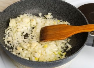 Ovako profesionalni kuhari dinstaju luk: Nema neprijatnih mirisa Ovako profesionalni kuhari dinstaju luk: Nema neprijatnih mirisa - featured image