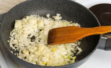 Ovako profesionalni kuhari dinstaju luk: Nema neprijatnih mirisa Ovako profesionalni kuhari dinstaju luk: Nema neprijatnih mirisa - featured image