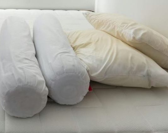 Najjeftiniji trik da vam jastuci budu snježno bijeli Najjeftiniji trik da vam jastuci budu snježno bijeli - featured image