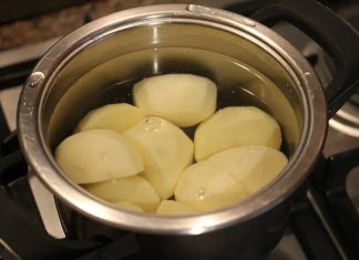 Za kuhanje krompira nisu dovoljni samo voda i so: Idealan okus daje ovaj tajni sastojak! Za kuhanje krompira nisu dovoljni samo voda i so: Idealan okus daje ovaj tajni sastojak! - featured image