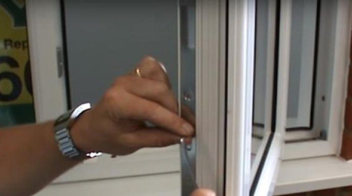 OVO VAM MAJSTORI SIGURNO NISU REKLI: PVC prozori imaju zimski i ljetnji režim, kako ih pravilno podesiti? OVO VAM MAJSTORI SIGURNO NISU REKLI: PVC prozori imaju zimski i ljetnji režim, kako ih pravilno podesiti? - featured image