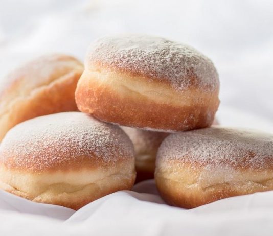Brze krofne iz rerne: Narastu ogromne, bez prženja u dubokom ulju! (RECEPT) Brze krofne iz rerne: Narastu ogromne, bez prženja u dubokom ulju! (RECEPT) - featured image