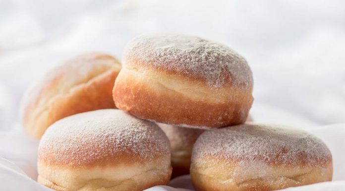 Brze krofne iz rerne: Narastu ogromne, bez prženja u dubokom ulju! (RECEPT) Brze krofne iz rerne: Narastu ogromne, bez prženja u dubokom ulju! (RECEPT) - featured image