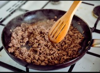 Kuharica otkrila tajnu, a ljudi zanijemili: Evo zašto se prvo prži mljeveno meso, pa se tek onda dodaje crni luk Kuharica otkrila tajnu, a ljudi zanijemili: Evo zašto se prvo prži mljeveno meso, pa se tek onda dodaje crni luk - featured image