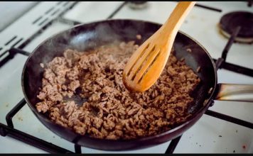 Kuharica otkrila tajnu, a ljudi zanijemili: Evo zašto se prvo prži mljeveno meso, pa se tek onda dodaje crni luk Kuharica otkrila tajnu, a ljudi zanijemili: Evo zašto se prvo prži mljeveno meso, pa se tek onda dodaje crni luk - featured image