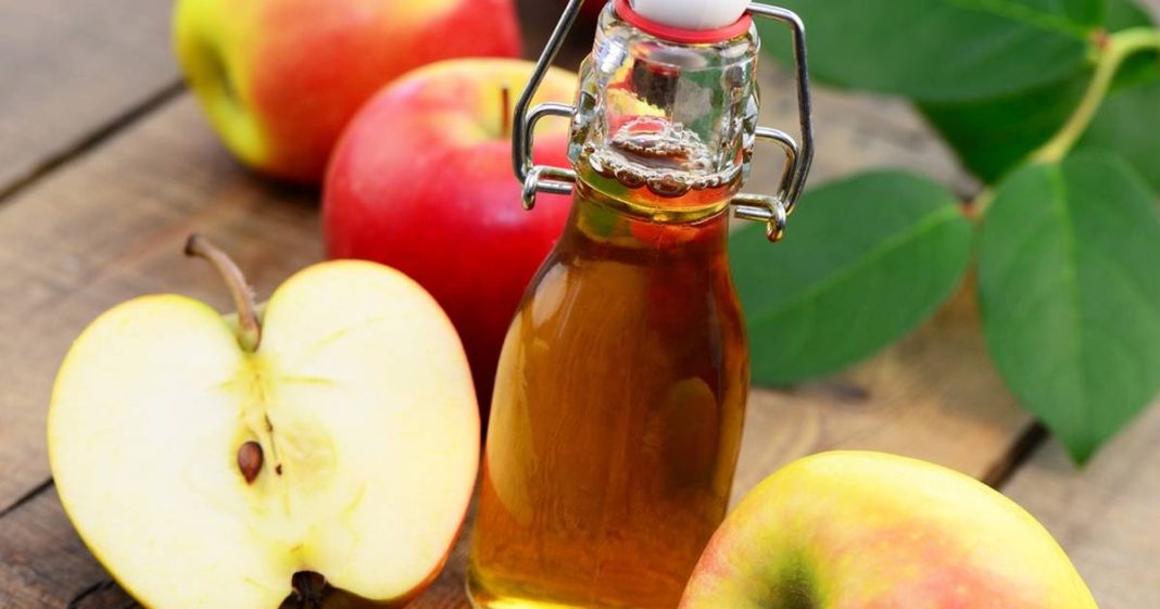 Ljekovita moć jabučnog octa: Čisti kosu i uklanja bradavice - featured image