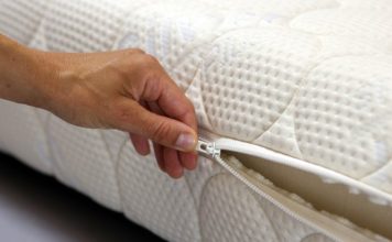 ŽENA OTKRILA TRIK KAKO DA OČISTITE MADRAC OD ŽUTIH I SMEĐIH MRLJA: Treba vam samo jedan sastojak, ZA PAR MINUTA KAO NOV ŽENA OTKRILA TRIK KAKO DA OČISTITE MADRAC OD ŽUTIH I SMEĐIH MRLJA: Treba vam samo jedan sastojak, ZA PAR MINUTA KAO NOV - featured image