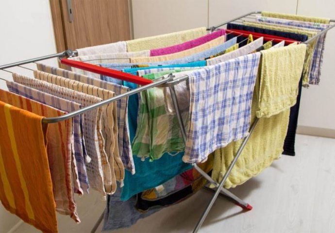 OVA ŽENA USRED SOBE OSUŠI VEŠ ZA SAMO 2 SATA: Svima pokazala trik, ne treba vam sušilica u stanu - featured image OVA ŽENA USRED SOBE OSUŠI VEŠ ZA SAMO 2 SATA: Svima pokazala trik, ne treba vam sušilica u stanu - featured image