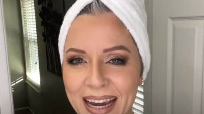 EVO ZAŠTO DUGA KOSA NIJE ZA STARIJE ŽENE: Čim pređe 50, svaka žena treba da se ošiša na kratko! EVO ZAŠTO DUGA KOSA NIJE ZA STARIJE ŽENE: Čim pređe 50, svaka žena treba da se ošiša na kratko! - featured image