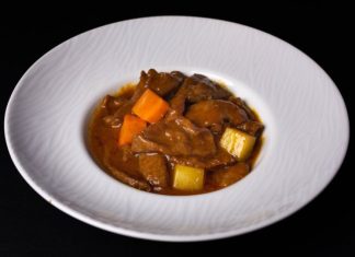 Ovo je recept za odličan gulaš: Kuhar otkrio kako da vam meso bude mekano kao u restoranu Ovo je recept za odličan gulaš: Kuhar otkrio kako da vam meso bude mekano kao u restoranu - featured image