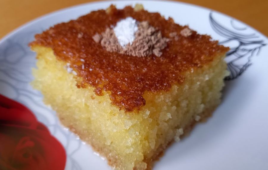 Brz i sočan kolač od griza: Mjera na čašu, bez miksera, za svaki dan! - featured image Brz i sočan kolač od griza: Mjera na čašu, bez miksera, za svaki dan! - featured image