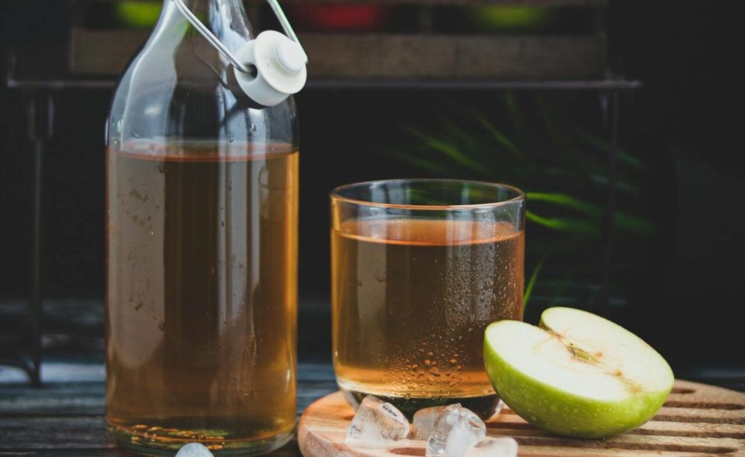 Najbolji čuvar zdravlja je jabukovo sirće, ali niko ne zna da ga koristi pravilno: Evo kako treba da se uzima - featured image Najbolji čuvar zdravlja je jabukovo sirće, ali niko ne zna da ga koristi pravilno: Evo kako treba da se uzima - featured image