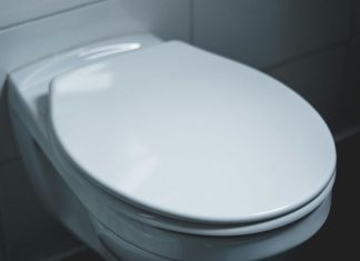 Zašto uvijek trebate držati poklopac WC školjke zatvoren: Iznenađujući razlozi stručnjaka Zašto uvijek trebate držati poklopac WC školjke zatvoren: Iznenađujući razlozi stručnjaka - featured image