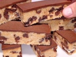 **KOLAČ bez pečenja, bez jaja, bez brašna, neodoljiv ukus sa keksima i čokoladom** **KOLAČ bez pečenja, bez jaja, bez brašna, neodoljiv ukus sa keksima i čokoladom** - featured image