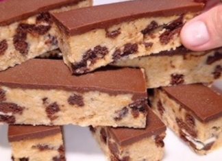 **KOLAČ bez pečenja, bez jaja, bez brašna, neodoljiv ukus sa keksima i čokoladom** **KOLAČ bez pečenja, bez jaja, bez brašna, neodoljiv ukus sa keksima i čokoladom** - featured image