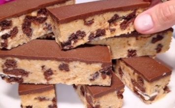 **KOLAČ bez pečenja, bez jaja, bez brašna, neodoljiv ukus sa keksima i čokoladom** **KOLAČ bez pečenja, bez jaja, bez brašna, neodoljiv ukus sa keksima i čokoladom** - featured image