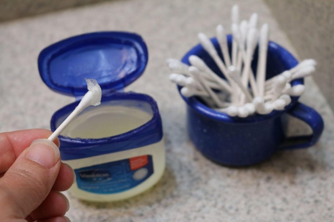 Vazelin trenutno najtraženija krema na svijetu zbog trika koji su žene otkrile - featured image