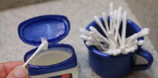 Vazelin trenutno najtraženija krema na svijetu zbog trika koji su žene otkrile Vazelin trenutno najtraženija krema na svijetu zbog trika koji su žene otkrile - featured image