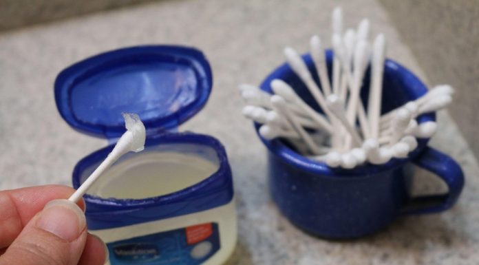 Vazelin trenutno najtraženija krema na svijetu zbog trika koji su žene otkrile Vazelin trenutno najtraženija krema na svijetu zbog trika koji su žene otkrile - featured image