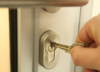 Zašto nikada ne biste trebali ostavljati ključ u bravi preko noći? Zašto nikada ne biste trebali ostavljati ključ u bravi preko noći? - featured image