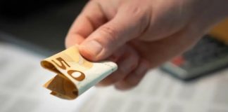 U vašoj kući nema para? 1 novčanicu stavite na ovo mjesto i gledajte kada novac krene da se gomila U vašoj kući nema para? 1 novčanicu stavite na ovo mjesto i gledajte kada novac krene da se gomila - featured image