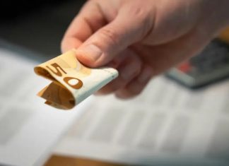 U vašoj kući nema para? 1 novčanicu stavite na ovo mjesto i gledajte kada novac krene da se gomila U vašoj kući nema para? 1 novčanicu stavite na ovo mjesto i gledajte kada novac krene da se gomila - featured image