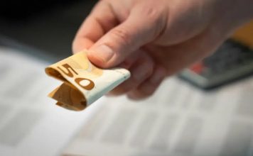 U vašoj kući nema para? 1 novčanicu stavite na ovo mjesto i gledajte kada novac krene da se gomila U vašoj kući nema para? 1 novčanicu stavite na ovo mjesto i gledajte kada novac krene da se gomila - featured image