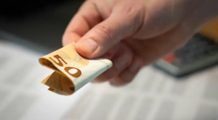 U vašoj kući nema para? 1 novčanicu stavite na ovo mjesto i gledajte kada novac krene da se gomila U vašoj kući nema para? 1 novčanicu stavite na ovo mjesto i gledajte kada novac krene da se gomila - featured image