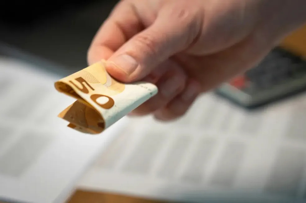 U vašoj kući nema para? 1 novčanicu stavite na ovo mjesto i gledajte kada novac krene da se gomila - featured image U vašoj kući nema para? 1 novčanicu stavite na ovo mjesto i gledajte kada novac krene da se gomila - featured image