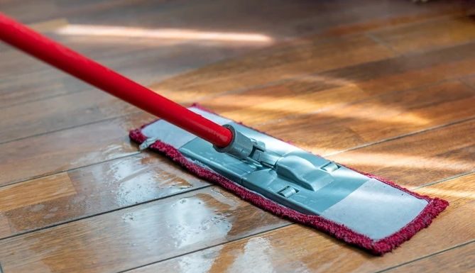 U kantu s vodom dodajte dvije kašičice ovoga i pod će sijati kao u hotelu U kantu s vodom dodajte dvije kašičice ovoga i pod će sijati kao u hotelu - featured image