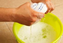 STAVITE KAP OVE TEČNOSTI U VODU I PREBRIŠITE KUĆU: 10 dana nećete vidjeti prašinu – TRIK KOJI SE KORISTI U MUZEJU STAVITE KAP OVE TEČNOSTI U VODU I PREBRIŠITE KUĆU: 10 dana nećete vidjeti prašinu - TRIK KOJI SE KORISTI U MUZEJU - featured image