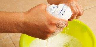 STAVITE KAP OVE TEČNOSTI U VODU I PREBRIŠITE KUĆU: 10 dana nećete vidjeti prašinu – TRIK KOJI SE KORISTI U MUZEJU STAVITE KAP OVE TEČNOSTI U VODU I PREBRIŠITE KUĆU: 10 dana nećete vidjeti prašinu - TRIK KOJI SE KORISTI U MUZEJU - featured image