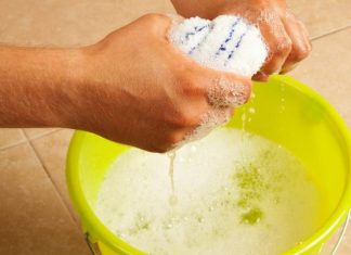 STAVITE KAP OVE TEČNOSTI U VODU I PREBRIŠITE KUĆU: 10 dana nećete vidjeti prašinu – TRIK KOJI SE KORISTI U MUZEJU STAVITE KAP OVE TEČNOSTI U VODU I PREBRIŠITE KUĆU: 10 dana nećete vidjeti prašinu - TRIK KOJI SE KORISTI U MUZEJU - featured image