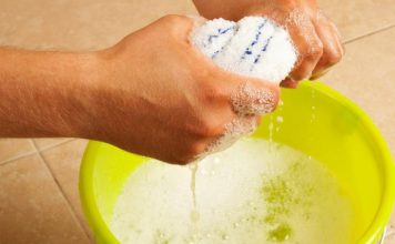 STAVITE KAP OVE TEČNOSTI U VODU I PREBRIŠITE KUĆU: 10 dana nećete vidjeti prašinu – TRIK KOJI SE KORISTI U MUZEJU STAVITE KAP OVE TEČNOSTI U VODU I PREBRIŠITE KUĆU: 10 dana nećete vidjeti prašinu - TRIK KOJI SE KORISTI U MUZEJU - featured image