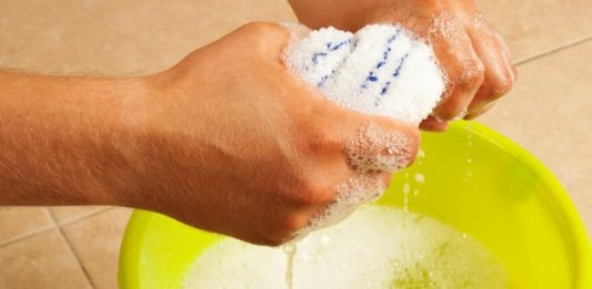 STAVITE KAP OVE TEČNOSTI U VODU I PREBRIŠITE KUĆU: 10 dana nećete vidjeti prašinu – TRIK KOJI SE KORISTI U MUZEJU STAVITE KAP OVE TEČNOSTI U VODU I PREBRIŠITE KUĆU: 10 dana nećete vidjeti prašinu - TRIK KOJI SE KORISTI U MUZEJU - featured image