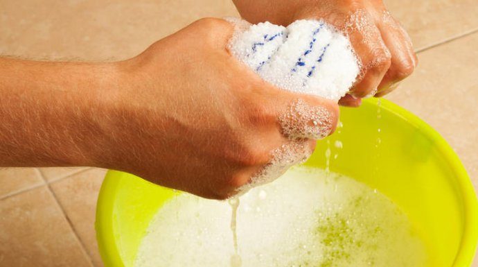 STAVITE KAP OVE TEČNOSTI U VODU I PREBRIŠITE KUĆU: 10 dana nećete vidjeti prašinu – TRIK KOJI SE KORISTI U MUZEJU STAVITE KAP OVE TEČNOSTI U VODU I PREBRIŠITE KUĆU: 10 dana nećete vidjeti prašinu - TRIK KOJI SE KORISTI U MUZEJU - featured image