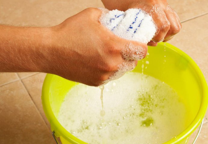 STAVITE KAP OVE TEČNOSTI U VODU I PREBRIŠITE KUĆU: 10 dana nećete vidjeti prašinu - TRIK KOJI SE KORISTI U MUZEJU - featured image STAVITE KAP OVE TEČNOSTI U VODU I PREBRIŠITE KUĆU: 10 dana nećete vidjeti prašinu - TRIK KOJI SE KORISTI U MUZEJU - featured image