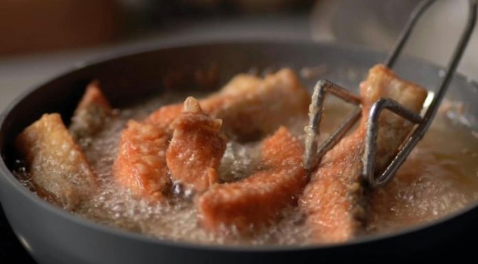 Kada pržite ribu, ubacite ovaj 1 sastojak u tiganj: Neprijatni mirisi nestaju, a ukus je fantastičan Kada pržite ribu, ubacite ovaj 1 sastojak u tiganj: Neprijatni mirisi nestaju, a ukus je fantastičan - featured image