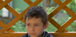 Kad je ostao bez majke trpeo poniženja i od učiteljice: Godinama kasnije gorko zažalila nakon što joj je stiglo pismo… Kad je ostao bez majke trpeo poniženja i od učiteljice: Godinama kasnije gorko zažalila nakon što joj je stiglo pismo... - featured image