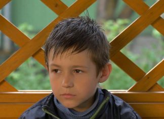 Kad je ostao bez majke trpeo poniženja i od učiteljice: Godinama kasnije gorko zažalila nakon što joj je stiglo pismo… Kad je ostao bez majke trpeo poniženja i od učiteljice: Godinama kasnije gorko zažalila nakon što joj je stiglo pismo... - featured image