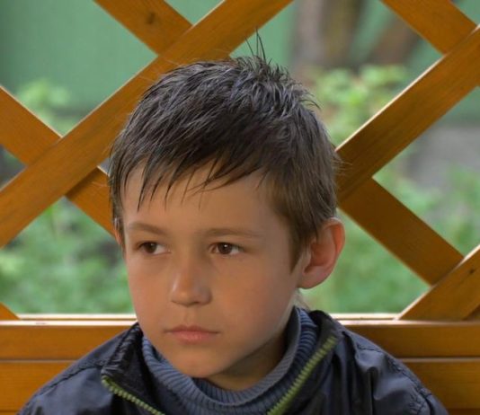 Kad je ostao bez majke trpeo poniženja i od učiteljice: Godinama kasnije gorko zažalila nakon što joj je stiglo pismo… Kad je ostao bez majke trpeo poniženja i od učiteljice: Godinama kasnije gorko zažalila nakon što joj je stiglo pismo... - featured image