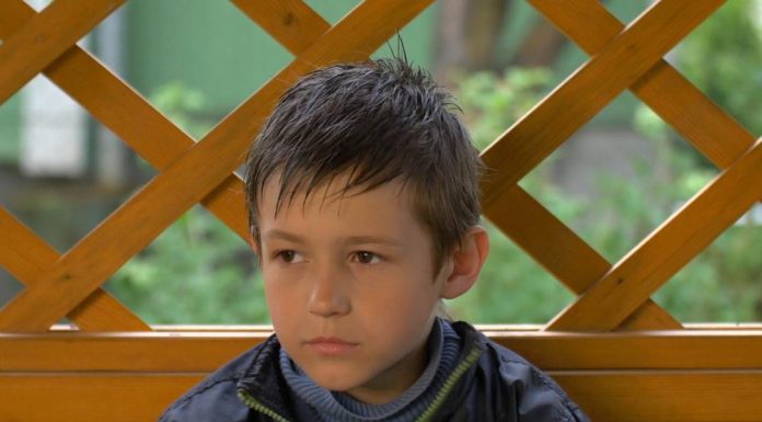 Kad je ostao bez majke trpeo poniženja i od učiteljice: Godinama kasnije gorko zažalila nakon što joj je stiglo pismo… Kad je ostao bez majke trpeo poniženja i od učiteljice: Godinama kasnije gorko zažalila nakon što joj je stiglo pismo... - featured image