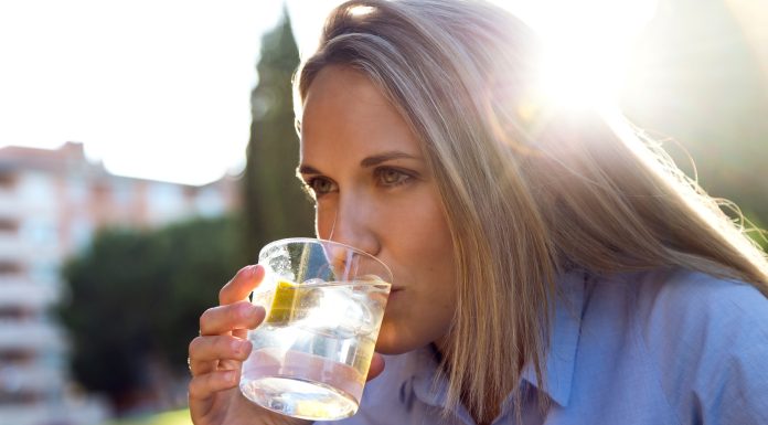 NAJBOLJI ČISTAČ Gutljaj ovoga svako jutro na prazan stomak je spas za jetru NAJBOLJI ČISTAČ Gutljaj ovoga svako jutro na prazan stomak je spas za jetru - featured image