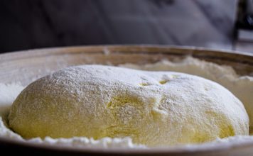 Kad pravite hljeb obavezno dodajte 1 kašiku ove namirnice u tijesto: Ostaje svjež i mekan danima Kad pravite hljeb obavezno dodajte 1 kašiku ove namirnice u tijesto: Ostaje svjež i mekan danima - featured image