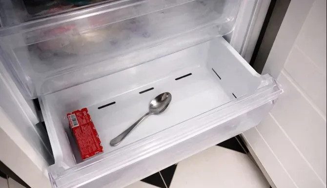 Komšinica mi je rekla zašto uvijek drži kašiku u zamrzivaču: Više joj se ne smijem i radim isto! Komšinica mi je rekla zašto uvijek drži kašiku u zamrzivaču: Više joj se ne smijem i radim isto! - featured image