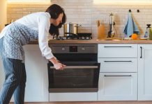 Skrivena caka na svakoj rerni: Dugme koje svi imaju, a niko ne koristi – čisti staklo za 5 minuta Skrivena caka na svakoj rerni: Dugme koje svi imaju, a niko ne koristi – čisti staklo za 5 minuta - featured image