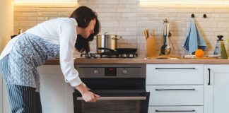 Skrivena caka na svakoj rerni: Dugme koje svi imaju, a niko ne koristi – čisti staklo za 5 minuta Skrivena caka na svakoj rerni: Dugme koje svi imaju, a niko ne koristi – čisti staklo za 5 minuta - featured image