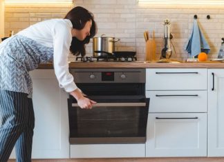 Skrivena caka na svakoj rerni: Dugme koje svi imaju, a niko ne koristi – čisti staklo za 5 minuta Skrivena caka na svakoj rerni: Dugme koje svi imaju, a niko ne koristi – čisti staklo za 5 minuta - featured image