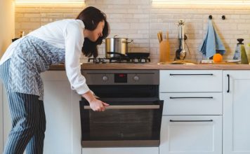 Skrivena caka na svakoj rerni: Dugme koje svi imaju, a niko ne koristi – čisti staklo za 5 minuta Skrivena caka na svakoj rerni: Dugme koje svi imaju, a niko ne koristi – čisti staklo za 5 minuta - featured image